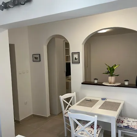 Apartment Angels - Anna Pula